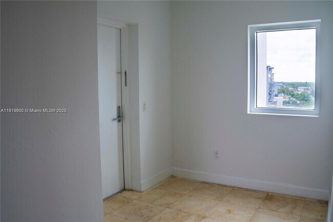 Foto del edificio - 15051 Royal Oaks Ln