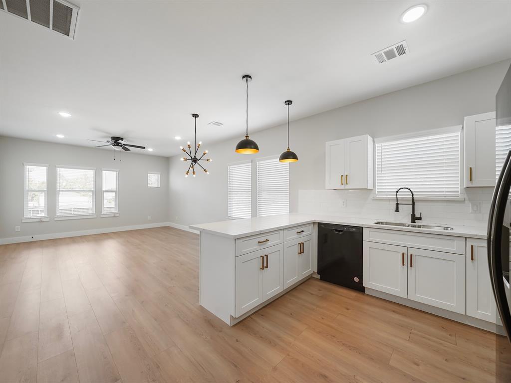 Foto principal - 402 E 37th St