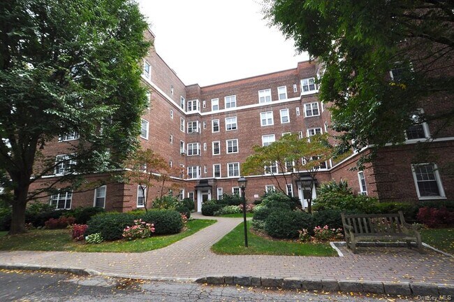 Building Photo - 2 Midland Gardens