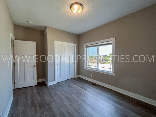 Building Photo - Rent Special! $2450 down from Market rate ...