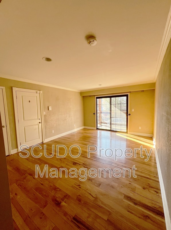 Building Photo - 1104 W 46th St