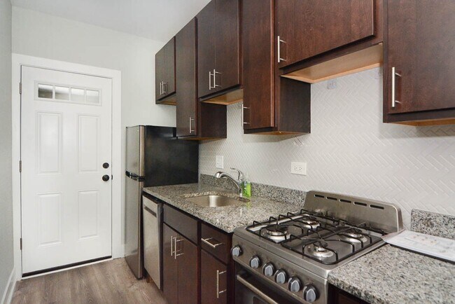 Foto del edificio - 725 W Brompton Ave