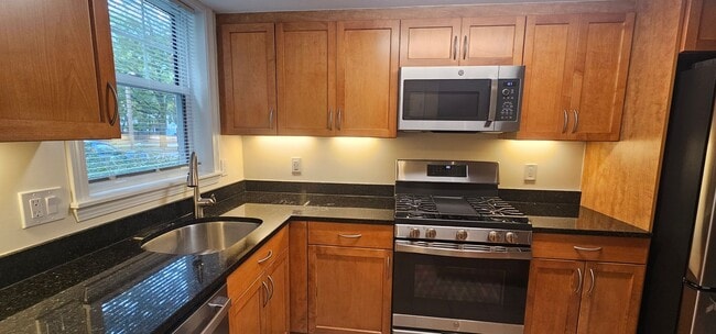 Building Photo - Spacious 2-bedroom townhouse on beautifull...