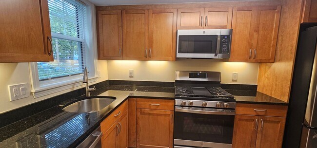 Foto del edificio - Spacious 2-bedroom townhouse on beautifully landscaped grounds.