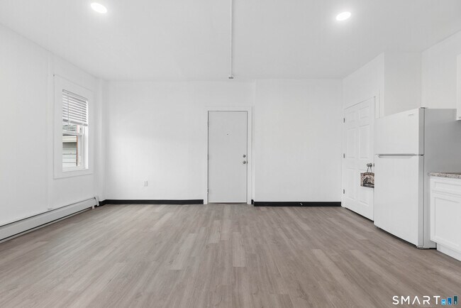 Building Photo - 654 Park St