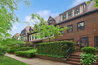 Building Photo - 276 Burns St