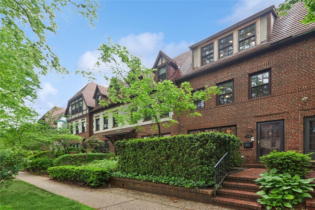 Primary Photo - 276 Burns St