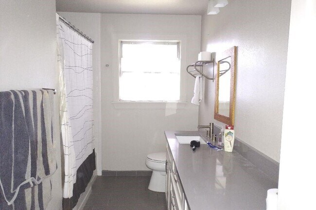 Building Photo - 3822 Linkview Dr