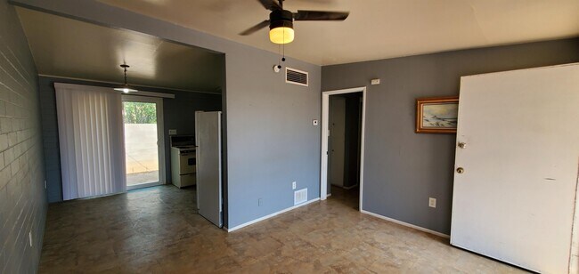 Building Photo - 3423 E Flower St