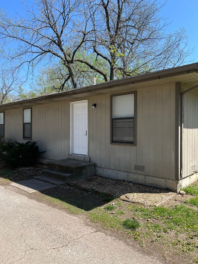 Building Photo - 1422 N La Fontaine Ave