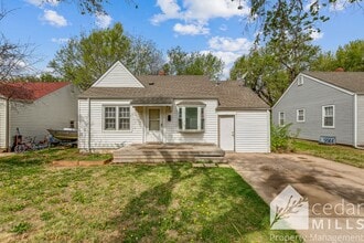 Building Photo - 615 N Pinecrest St