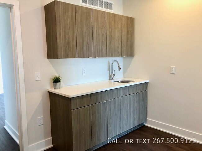 Building Photo - Absolutely Gorgeous Bi Level 3bd+den with ...