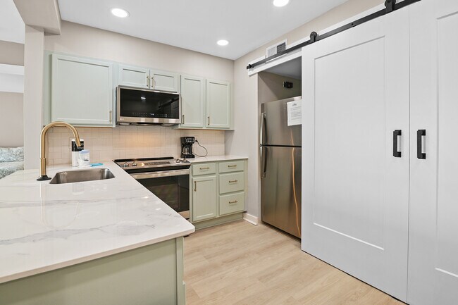 Building Photo - 9661 Shore Dr