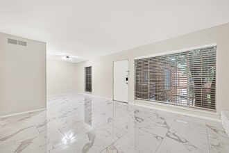 Building Photo - 2201 Fountain View Dr