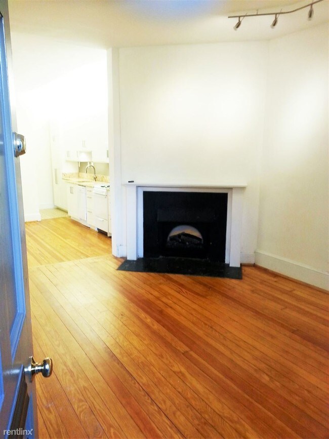 Building Photo - Studio, 1 bath Duplex - 2902 Dumbarton St NW