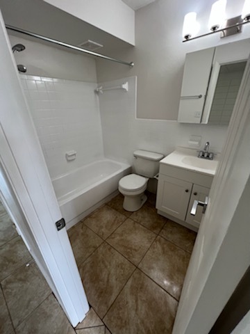 Baño - 2043 Shakespeare St