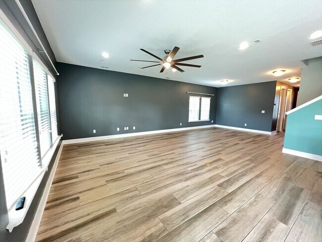 Building Photo - Absolutely Stunning 4 Bedroom / 3 Bathroom...