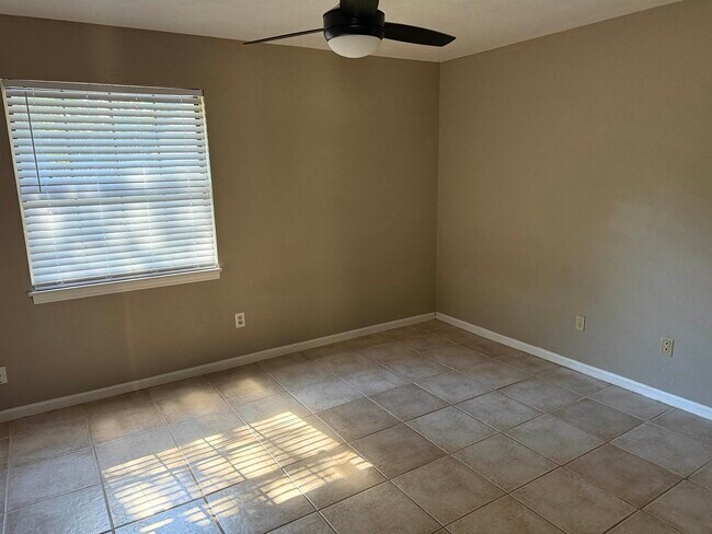 Foto del edificio - 2133 Corinne St