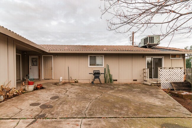 Building Photo - 2104 Rosamond Ave