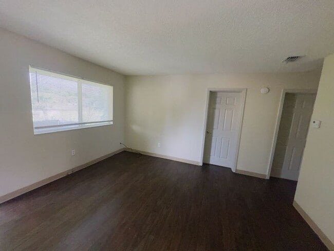 Building Photo - 3007 C.R. Smith St