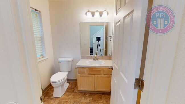 Building Photo - Two Level Cascadia Village Home with Backyard