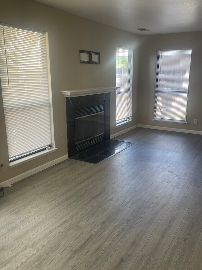 Foto del edificio - 2524 Garlandwood Dr