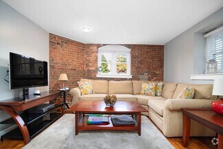 Building Photo - 229 N Poplar St