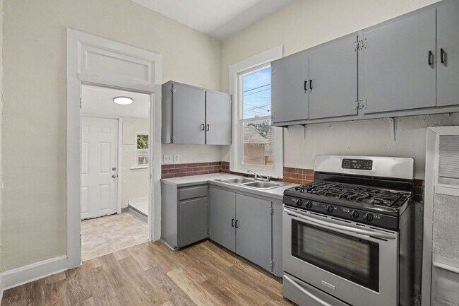 Foto del edificio - Charming 2 Bed / 1 Bath Duplex with Private Yard & Off-Street Parking