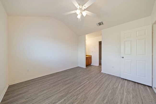 Building Photo - Beautiful 3/2 for Rent. Master on first fl...