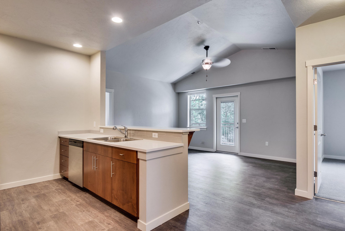 Foto principal - 827 E Riverside Dr