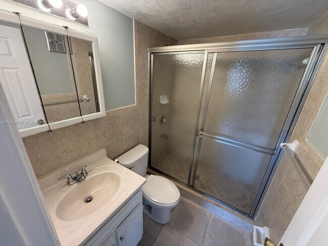 Foto del edificio - 1281 W 29th St