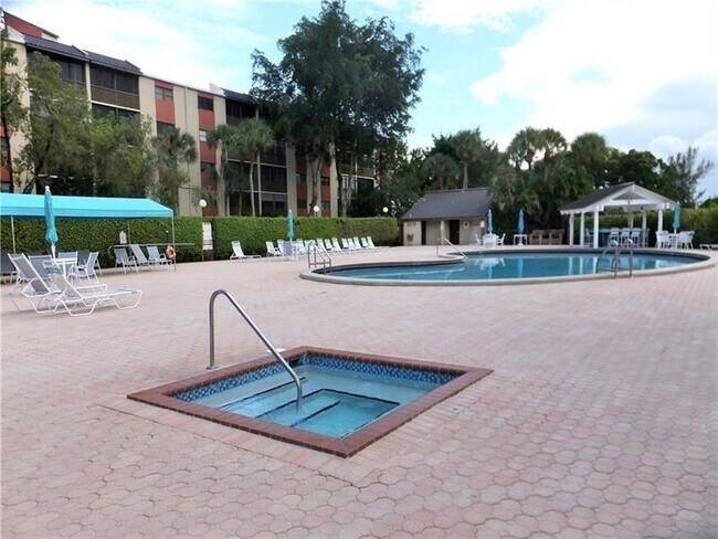 Foto del edificio - 2214 S Cypress Bend Dr