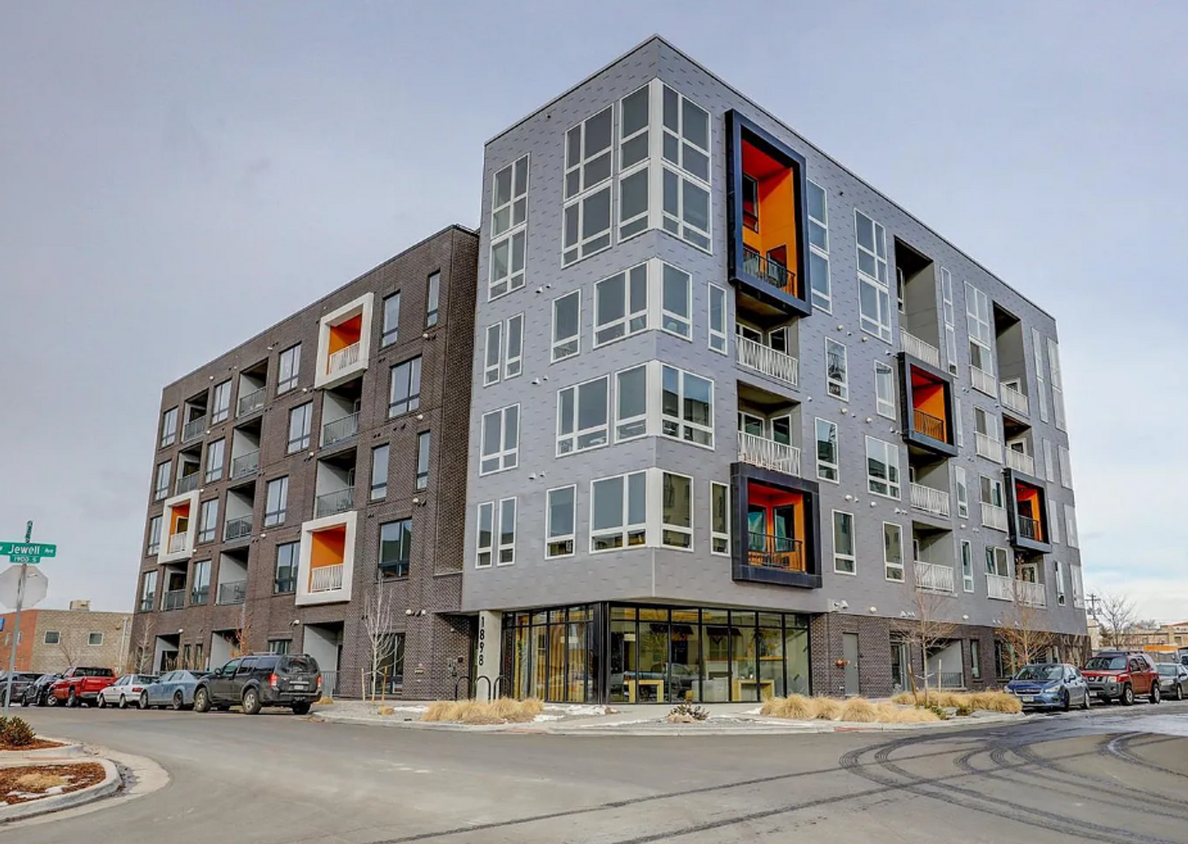 Foto principal - Improved Price!!!! Bustling Location! Mode...