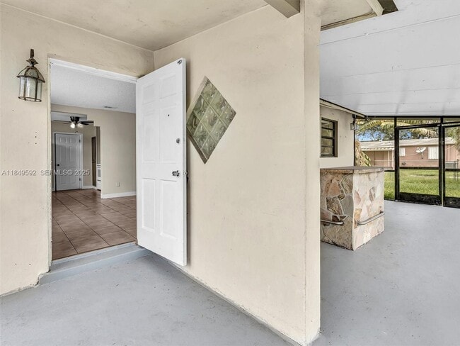 Building Photo - 5611 SW 37th St