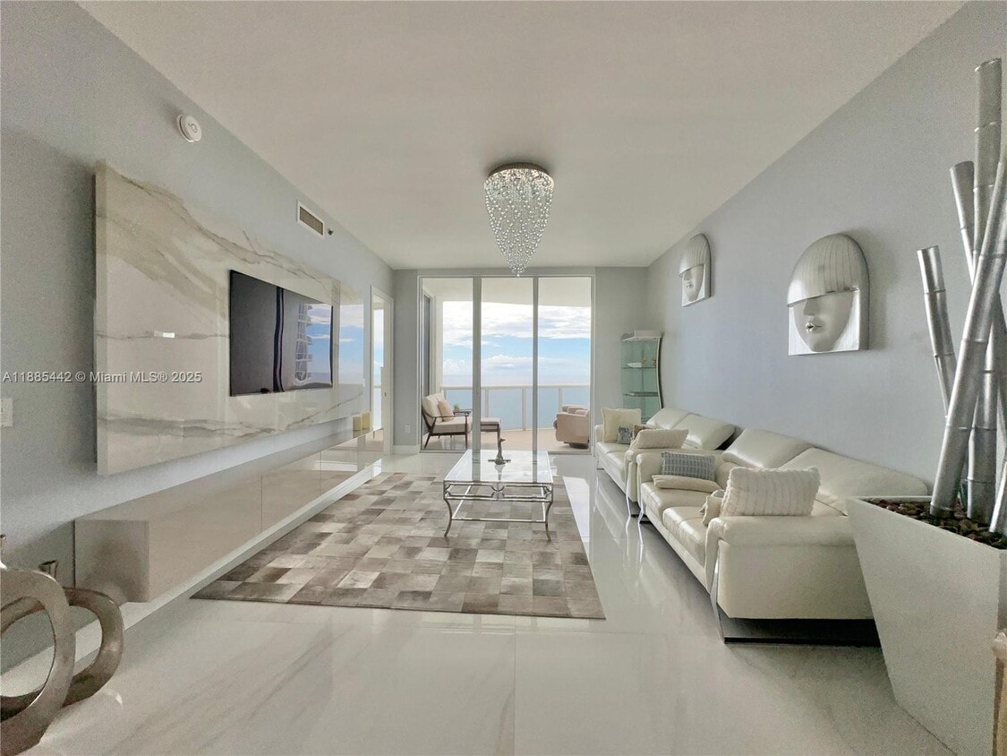 Foto principal - 15901 Collins Ave