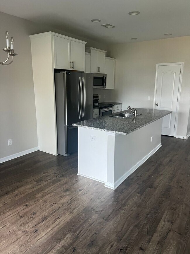 Building Photo - Beautiful 3 Bedroom w/Garage Townhouse Clo...