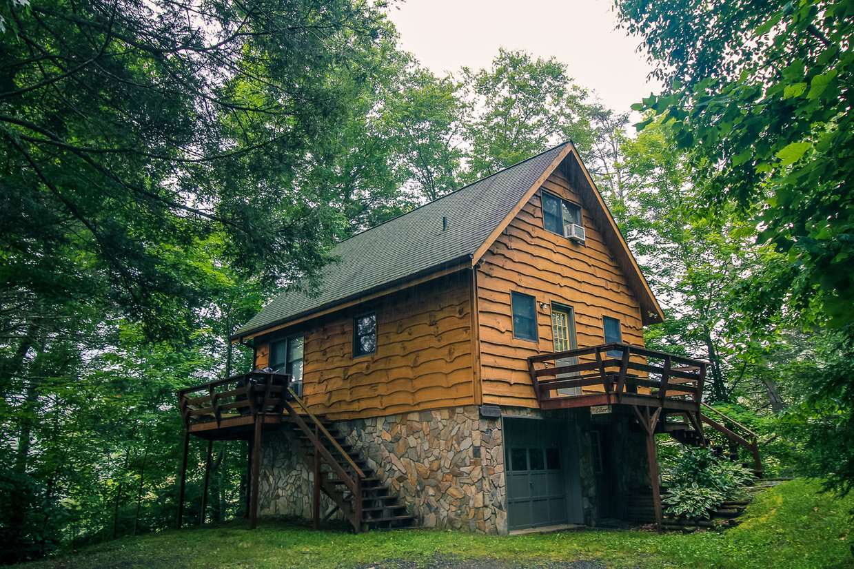 Foto principal - 318 W Deep Ford Rd