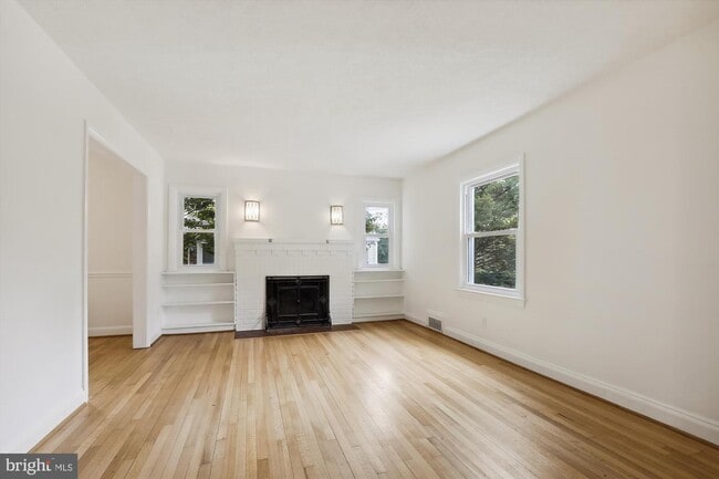 Building Photo - 301 Potomac St