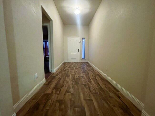 Foto del edificio - One-Of-A-Kind Beauty Nestled In Milwaukee Ridge!