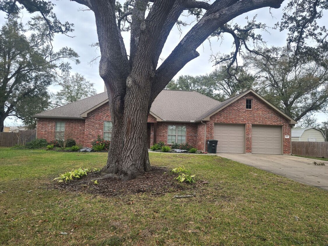 Primary Photo - Beautiful 4/2 Brick Home with Modern Ameni...