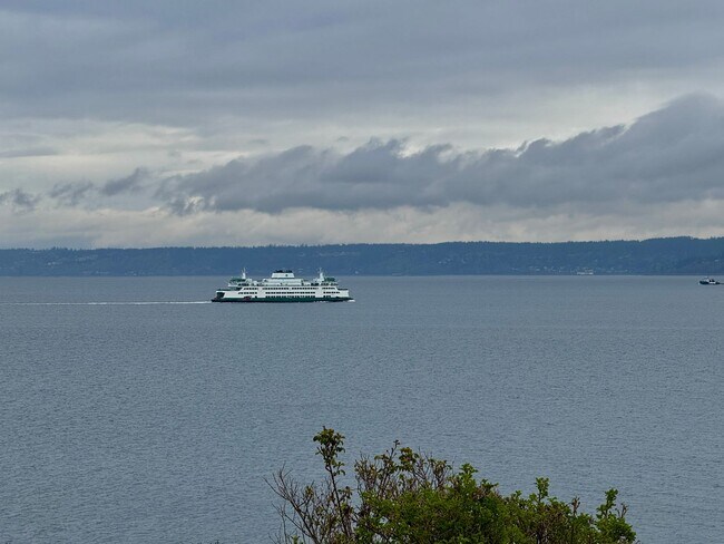 Foto del edificio - Absolutely Stunning waterfront with stairs...