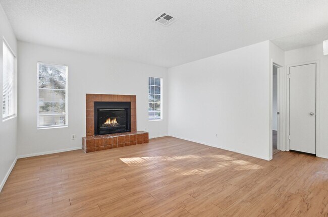 Foto del edificio - 2 Bedroom Unit - AVAILABLE NOW