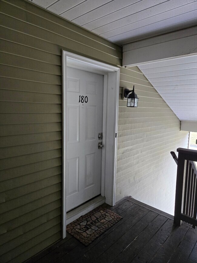 Entrada cubierta - 180 Kenwood Dr