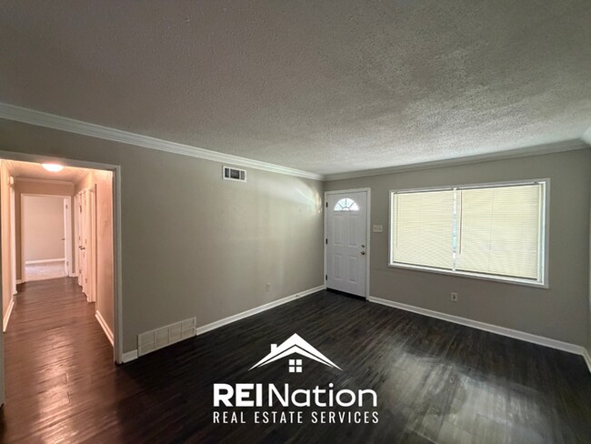 Building Photo - Charming 3BR/2BA East Memphis Home | 1,795 Sq Ft, Hardwood Floors & Fireplace