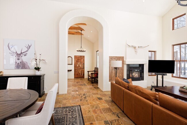 Building Photo - 661 Green Meadow Dr