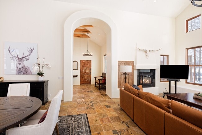 Foto del edificio - 661 Green Meadow Dr