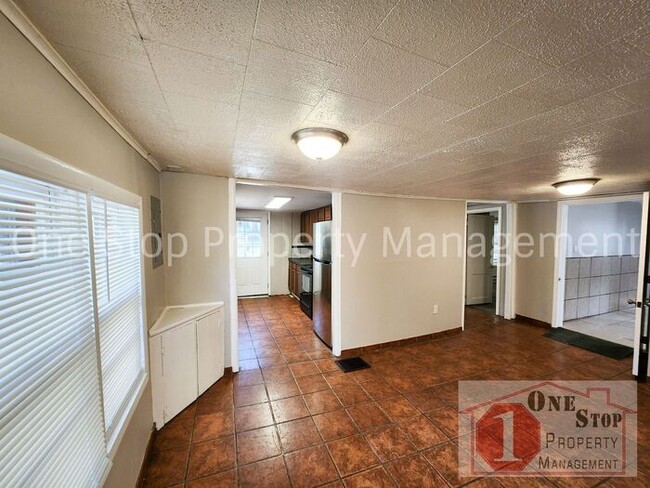 Building Photo - Come See this Charming 2-bedroom, 1-bath H...