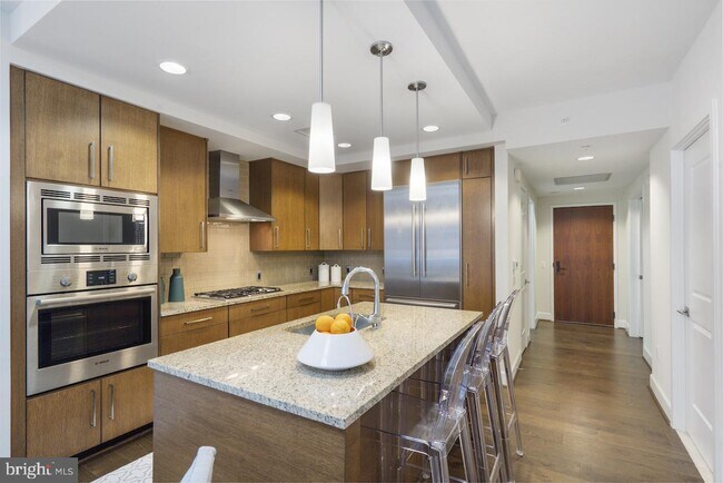 Foto del edificio - 7171 Woodmont Ave