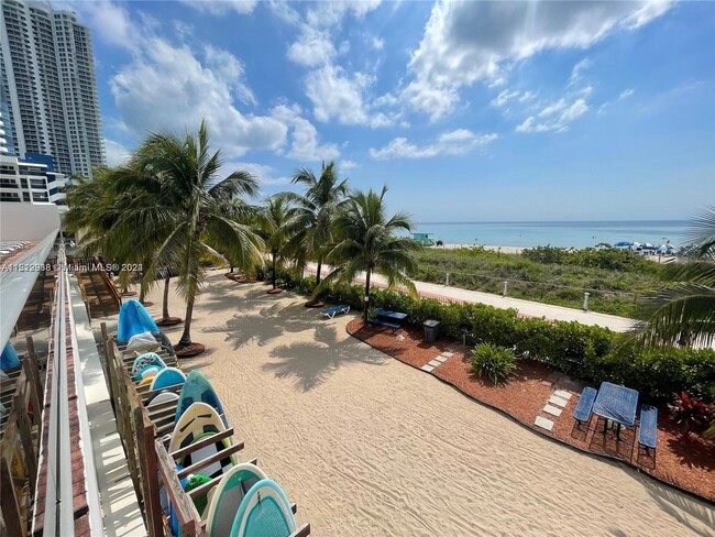 Foto del edificio - 6039 Collins Ave