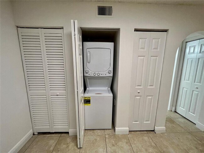 Foto del edificio - 10131 W Sunrise Blvd